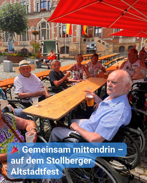 Mehrere Senioren sitzen an Biertischen unter roten Schirmen. Text: 'Gemeinsam mittendrin – auf dem Stollberger Altstadtfest'.
